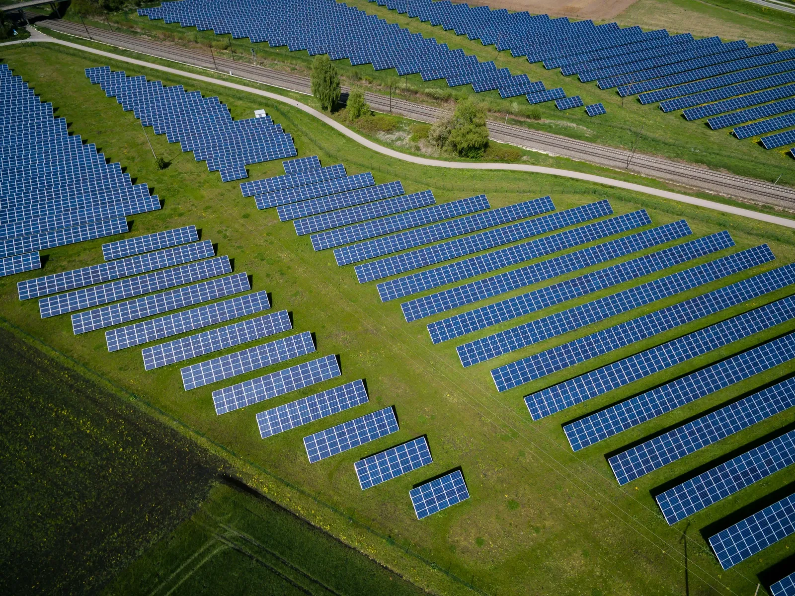 Solarpark aus der Luft: viele Modulreihen bilden gemeinsam eine große Anlage